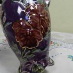Fialová váza s motivem kvìtin
