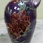 Fialová váza s motivem květin