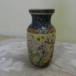 Kameninová váza s reliéfními florálnmií motivy