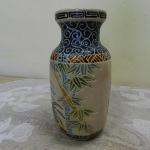 Kameninová váza s reliéfními florálnmií motivy
