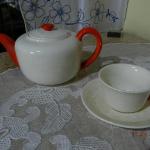Porcelánová konvièka na èaj a šálek s podšálkem