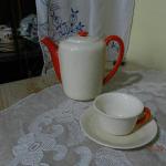 Keramická konvièka na kávu a šálek s podšálkem