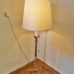 Mosazná stojací lampa s foralním zdobením