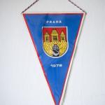 Vlajeka s logem hlavnho msta Prahy z druh strany