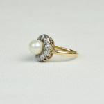 Zlatý prsten s diamanty a perlou