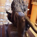 Bronzová socha Lev senegalský s antilopou