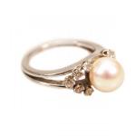 Zlatý prsten s brilianty a perlou akoya