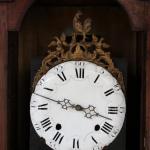 Starožitné stojací hodiny z poloviny 18. století. 