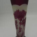 Secesní fialová autorská váza s motivem kvìtin