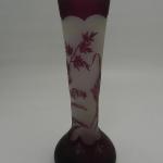 Secesní fialová autorská váza s motivem kvìtin
