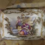 Porcelánová dóza malovaná galantními scénkami, zdobená zlaceným dekorem, Prusko 1850