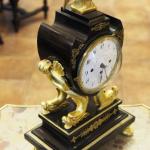 hodiny, zlacený bronz, dřevo, čtvrťový stroj, smaltovaný ciferník, Rakousko 1820