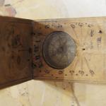 Kapesn slunen hodiny s kompasem, 1800