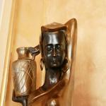 Bronzová socha slečna nosící vodu