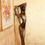 Bronzová socha slečna nosící vodu