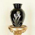 Hyalitová váza s cínovým zdobením. Znaèená