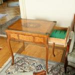 Starožitný hrací stolek zdobený mareketerií
