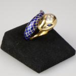 Zlatý prsten s diamanty, safíry a smaltem