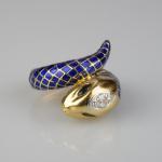 Zlatý prsten s diamanty, safíry a smaltem