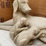 Mramorová socha psa 