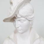 Busta mladé ženy v klobouku