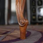 Starožitný dubový stolek s laními nohami