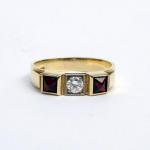 Zlatý prsten s diamantem a granáty 