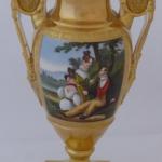 Malovaná a zlacená váza s postavami v krajině