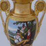 Malovaná a zlacená váza s postavami v krajině