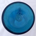 Modrý sklenìný džbán s kvìtem máku