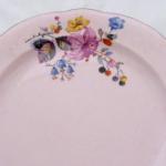 Růžový talíř s barevnými květinami