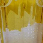 Žlutá sklenice s broušenou architekturou