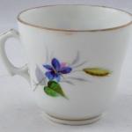 Kávový šálek s modrými kvítky, klasem a listy