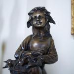 Bronzová sochy dívky s housaty