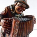 Veselý písničkář hrající na harmoniku