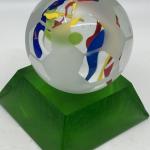 Skleněná plastika ve tvaru míče