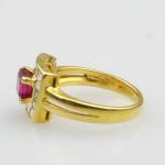 Zlatý prsten s diamanty a rubínem