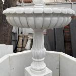 Mramorová fontána zdobená ornamenty 