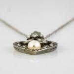 Stříbrný závěs s routami a perlou