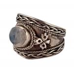 Stříbrný prsten zdobený s měsíčním kamenem