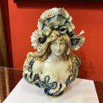 Amphora, Dívčí busta