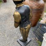 Bronzová socha sluhy 