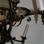 Detail starožitného lustru z mìdi