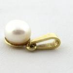 Zlatý přívěsek s perlou