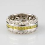 Zlatý prsten s barevnými diamanty