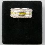 Zlatý prsten s barevnými diamanty