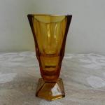 Kubistická váza z medového lisovaného skla