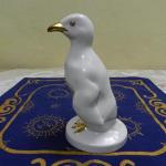 Bílá zlacená soška, tučňák - koncern Epiag