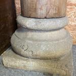 Dřevěný sloup s kamenným podstavcem 