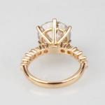 Zlat prsten s velkm diamantem 